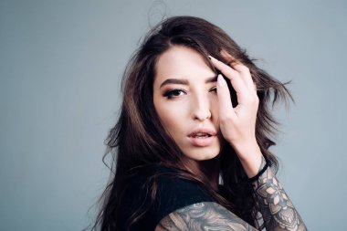 Gerçekten işe yarayan en iyi cilt bakım ürünleri. Makyajlı, saf yüz derisi olan şehvetli bir kadın. Cilt bakımının güzelliği. Dermatolog cilt bakımlı sağlıklı cilt, kopyalama alanı
