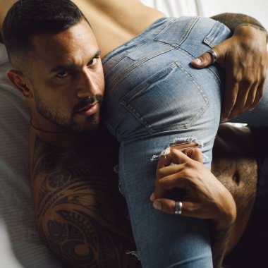 O benim. Baskın adam. Kaslı latino adam kadın eşek tutun. Kollarında kadın poposu. Kot pantolonlu kalçalar. Büyük seksi kadın kalça. Erkek sevgilisi onu sıkıca tutuyor. Aşk ve seks. Petting zevk