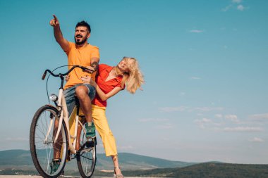 Aşıklar romantik anlar yaşıyor. Tutku arzusu. Metniniz için gökyüzü arka planı. Güzel çift arkadaş ergenler. Kopyalama alanı.