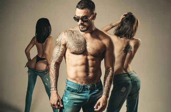 Verführerisch und charmant. verführerischer Mann verführt sinnliche Frauen. sexy hispanischer Mann mit verführerischem Blick durch eine Brille. schöner Latino-Mann mit verführerischem Sixpack ab Oberkörper — Stockfoto