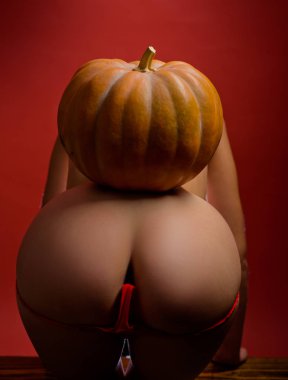Seksi eşek poz ile Kadın. Seks ve kamasutra kavramı için poz. Aşk pozisyonu şehvetli kadın. Anal seks ve kadın orgazm. Seks dükkanında satış. Cinsel kostüm. Seksi pozlar çıplak eşek.
