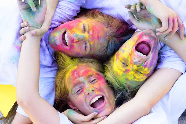 aile zamanı. yaratıcı vücut sanatı ile çocuklar. Çılgın hipster kızları. Yaz havası. renkli neon boya makyaj. olumlu ve neşeli. Mutlu gençlik partisi. Iyimser. Bahar titreşimleri. aile günü