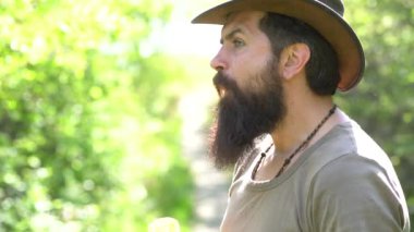 Bir çiftlikte eğlenmek elma ile adam çiftçi portresi kadar kapatın. Köy hayatı. Hipster çiftçi doğa arka planda rahatlatıcı. Çiftlikte bahar.
