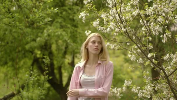 Jeune agricultrice. Portrait d'une agricultrice heureuse sur fond de jardin vert. Activités Eco Resort. Femme agricultrice activités estivales . — Video