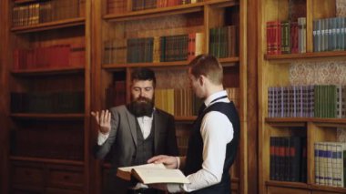 Üniversitedeki hukuk kütüphanesinde avukatlardan oluşan bir ekip. Avukatlar kitap okuyor ve üniversitenin hukuk kütüphanesinde tartışıyorlar. Kanun ve düzen kavramı. entelektüeller duygusal kitap tartışmak.
