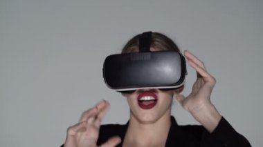 Kadın video oynatıyor. VR gözlükleri dünyayı yeni oyunlara ve yeteneklere açar. Teknoloji, sanal gerçeklik, eğlence ve insan konsepti. Sanal gerçeklik kulaklığı olan mutlu genç kadın. Kırmızı dudaklar.