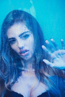 üzgün genç bir kadın ve bir yağmur damlası.