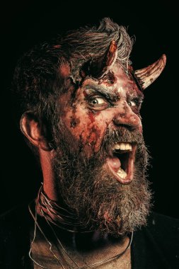 Cadılar Bayramı adam şeytan Not siyah arka plan üzerine öfke ile