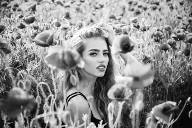 haşhaş tohumu ve uzun kıvırcık saçlı kız