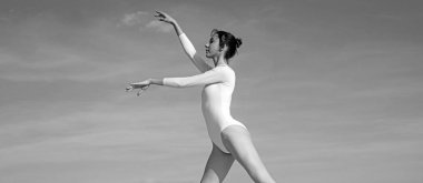 Daha fazla çalışmamız gerekiyor. Klasik bale sanat pratiği. Mavi gökyüzünde dans genç balerin. Şirin balerin. Dans giymek güzel kız. Konser sahne dansı. Klasik dans stili