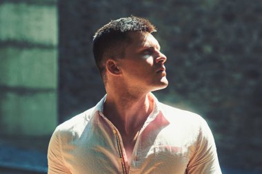 Yakışıklı casual adam güneşli günde ayakta