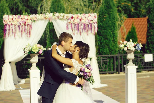 Beautiful bride and groom kiss — Stock Photo, Image