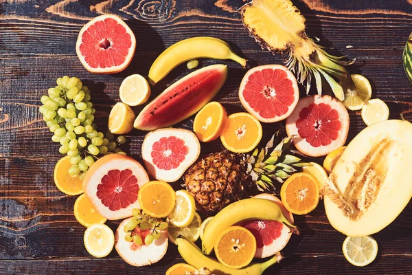 Šťavnaté a barevné čerstvé sezonní plody uspořádané na dřevěném stole — Stock fotografie