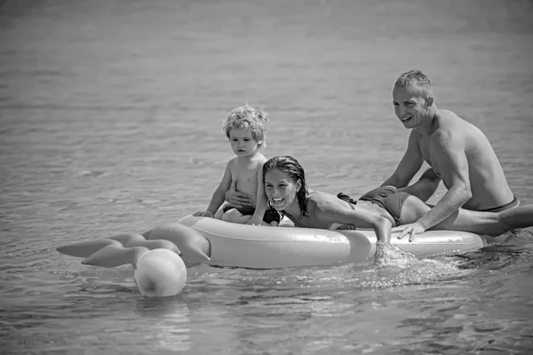 Μαλδίβες ή Μαϊάμι Μπιτς χαρά δραστηριότητα. Φουσκωτά ανανά ή στρώμα αέρα. Ευτυχισμένη οικογένεια ζευγάρι στην Καραϊβική Θάλασσα. Πατέρας και μητέρα με το γιο να παίξει μπάλα στο νερό. Καλοκαιρινές διακοπές και τα ταξίδια ωκεανό — Φωτογραφία Αρχείου