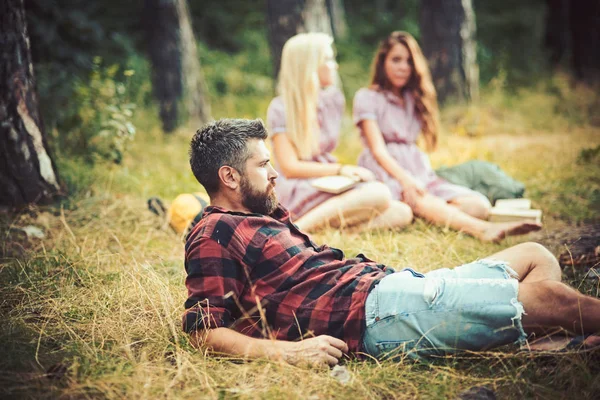 Γενειοφόρος όμορφος άνδρας και δύο πολύ χαριτωμένα κορίτσια ή γυναίκες εξωτερική ηλιόλουστη ημέρα στο δάσος φόντο — Φωτογραφία Αρχείου