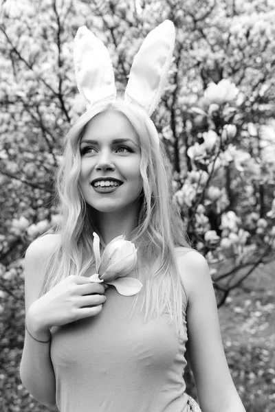 Meisje in bunny oren met magnolia tak — Stockfoto