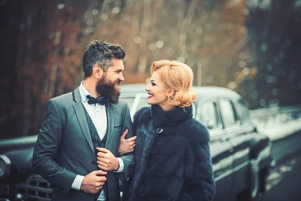 Casal feliz no carro retro vintage preto. Amigos indo em viagem de carro no dia de inverno — Fotografia de Stock