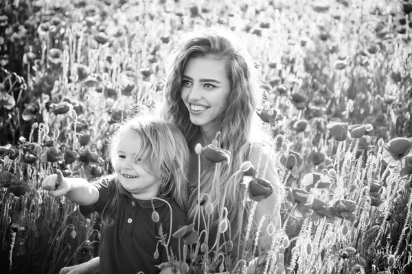 Anak, anak kecil di ibu atau adik di ladang poppy — Stok Foto