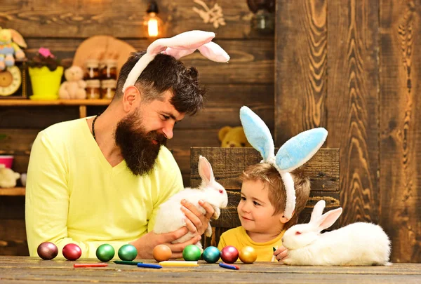 Великодня родина з фальшивими вухами кролика . — стокове фото