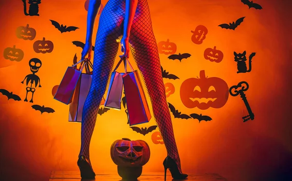 Ženská s sexy prdelí. Módní pojetí erotické dámy. Sexy holka má nejlepší nápady na Halloween. Sexy model pózu ve spodní prádlo na Halloween pozadí. — Stock fotografie