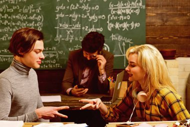 Özel ders bilgileri açıklamak olan ve öğrencilerin tepki olduğunu. Güzel arka plan. Öğrenciler bir oditoryum dersler arasında teneffüs sırasında iletişim