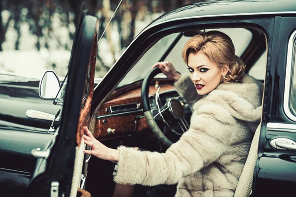 Escort ve güvenlik görevlisi lüks kadın için. seksi kadın kürk paltolu. Seyahat ve iş gezisi ya da hiking hitch. Eski model araba içinde telekız. Retro koleksiyonu araba ve otomatik sürücü tarafından tamir
