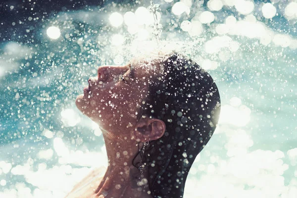 Water druppels op gezicht van jonge vrouw. water zwemmen in zwembad — Stockfoto