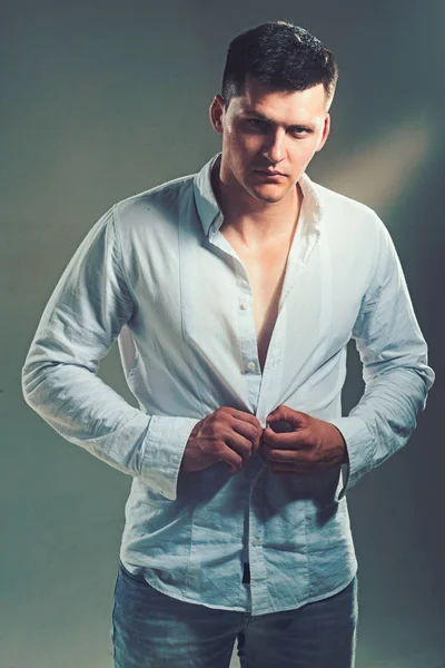 남자 유행 셔츠 unbutton. 젊은 사나이 옷 흰색 셔츠입니다. 심각한 얼굴을 가진 남자입니다. 우아한 캐주얼 스타일으로 섹시 모델입니다. 패션 스트립 및 스타일 개념 — 스톡 사진