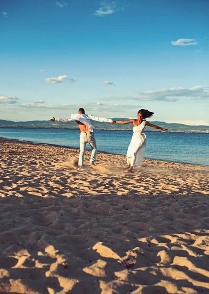 夏の休日や休暇を旅行します。一緒に夏の日を楽しんでいるカップルのダンスの関係が大好きです。愛のカップル ビーチの砂の上で踊る。家族とバレンタインの日。海でセクシーな男女 — ストック写真