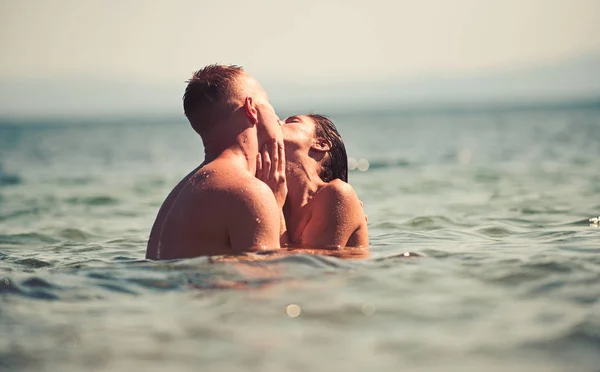 Casal na praia no resort tropical Conceito de viagem . — Fotografia de Stock
