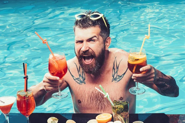 在酒店豪华游泳池、休闲和旅游场所喝鸡尾酒的男子 — 图库照片