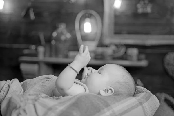 Parto. Família. Cuidados infantis. Dia das crianças. Infância e felicidade. Menina pequena com rosto bonito. parentalidade. Retrato de uma criança feliz. Bebé querido. Nova vida e nascimento do bebê — Fotografia de Stock