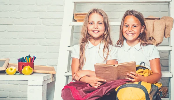 De lezing van het verhaal. verhaal in het boek op twee kleine meisjes. — Stockfoto