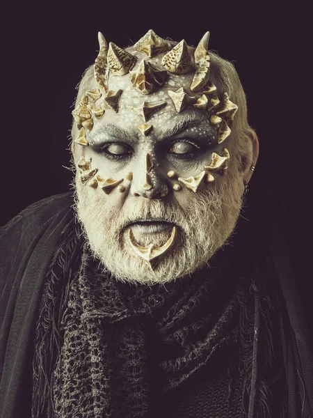 Homem ou monstro com espinhos no rosto com maquiagem futurista — Fotografia de Stock
