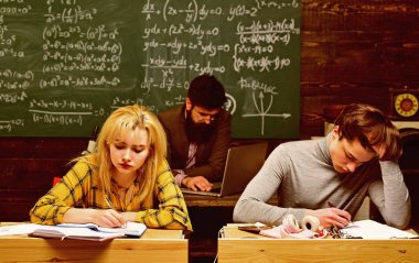 Öğrenciler çalışıyor gerçekten. Öğrenciler öğretmen ile düzenli olarak iletişim halindeyiz. Öğretmen koyar işaretleri dizüstü bilgisayar ile e-posta geri bildirimler gönderir