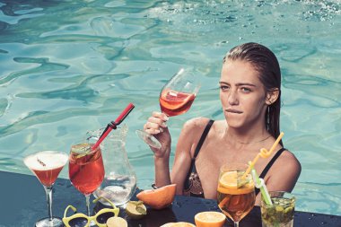 Havuzu Maldivler üzerinde seksi kız meyve kokteyli. kokteyl parti havuzda seksi kadınla.