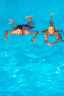Bahamalar veya Bermuda rahat - seyahat çift. Tropik bir çift. Yüzmede sportif erkek ve kadın mavi suda giyerler. Yaz aylarında eğlenen seksi çift.