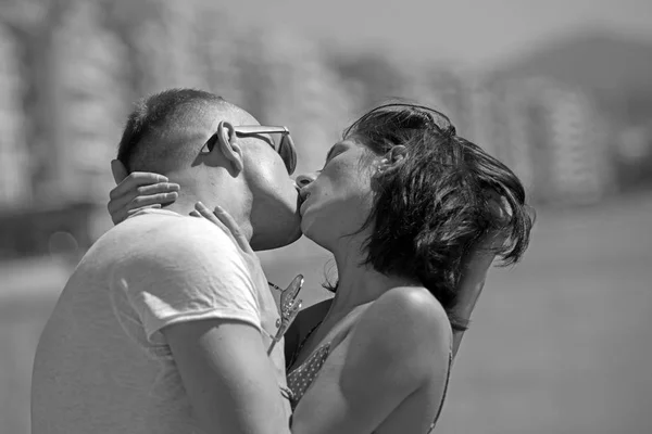 Dia da família e dos namorados. família beijando casal em férias ensolaradas no mar . — Fotografia de Stock