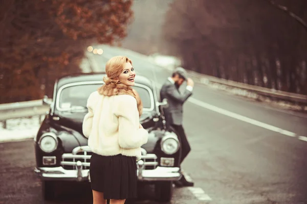 Conceito de estilo vintage. vintage carro e casal no amor . — Fotografia de Stock