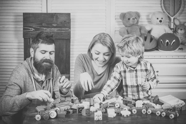 Conceito de jogos de família. Pais com rostos felizes e criança — Fotografia de Stock