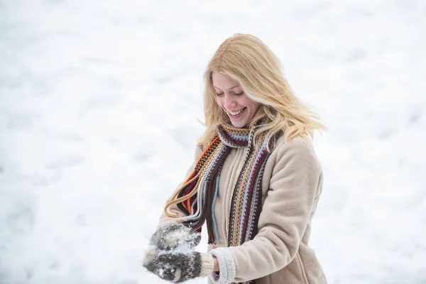 幸せな女性の冬の肖像画。雪合戦。雪玉を手に持った女性冷ややかな冬の公園で美しい冬の女の子. — ストック写真