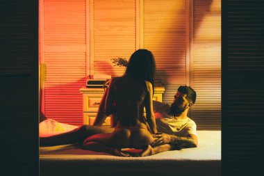 Cinsel heyecan ve orgazm. Aşık çift eşzamanlı orgazm için seks. Sexi kadın ve adam seks sırasında orgazm yaşıyor. Yatakta sevişme seksi çift, orgazm kavramı