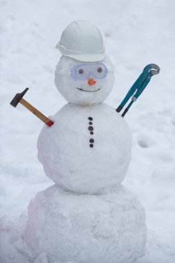 Yıldızların ve kar tanelerinin arka planında kardan adam. Kar taneleri ve kardan adam ile kış arka plan.