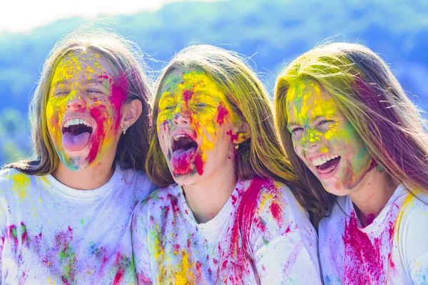 Multicolor maquiagem criativa. crianças com arte corporal criativa. maquiagem de tinta de néon colorido. Feliz festa da juventude. Otimista. Vibrações de primavera. positivo e alegre. Raparigas hipster loucas. tempo de outono. holi — Fotografia de Stock