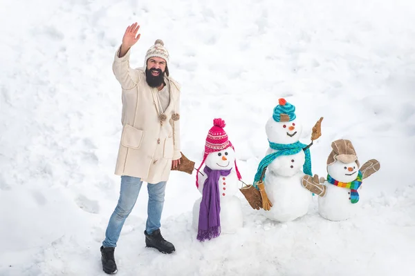 Glücklich lächelnder Niemandsland an einem sonnigen Wintertag mit glücklichem Vater. Vater bastelt Familie aus Schneemann für Kind. Papa wünscht frohe Weihnachten und ein gutes neues Jahr. Festliche Kunst-Grußkarte. — Stockfoto