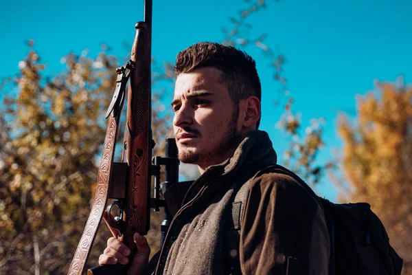 Jager met Shotgun Gun op jacht. Man Holding Shotgun. Kleren voor de jager. — Stockfoto