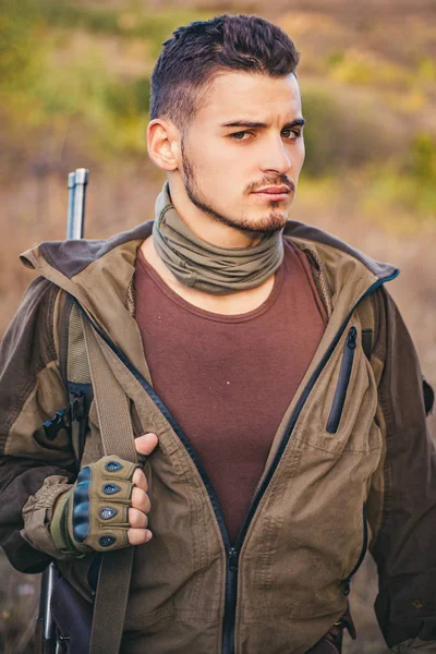 Hunter with shotgun gun on hunt. Portrait of hamdsome Hunter. — Stock Photo, Image