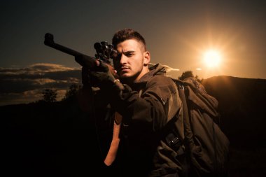 Avcı klasiği. Güzel Günbatımında Tüfek Avcısı Silueti. Avcının silueti. Satılık av malzemeleri. Sınırsız avlanma.