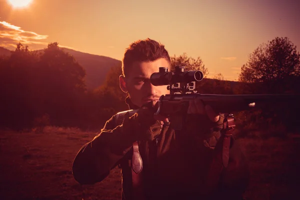 Espingardas de caça americanas. Caça sem fronteiras. Rifle Hunter Silhouetted in Beautiful Sunset (em inglês). Calibres de espingardas de caça. Localizar . — Fotografia de Stock