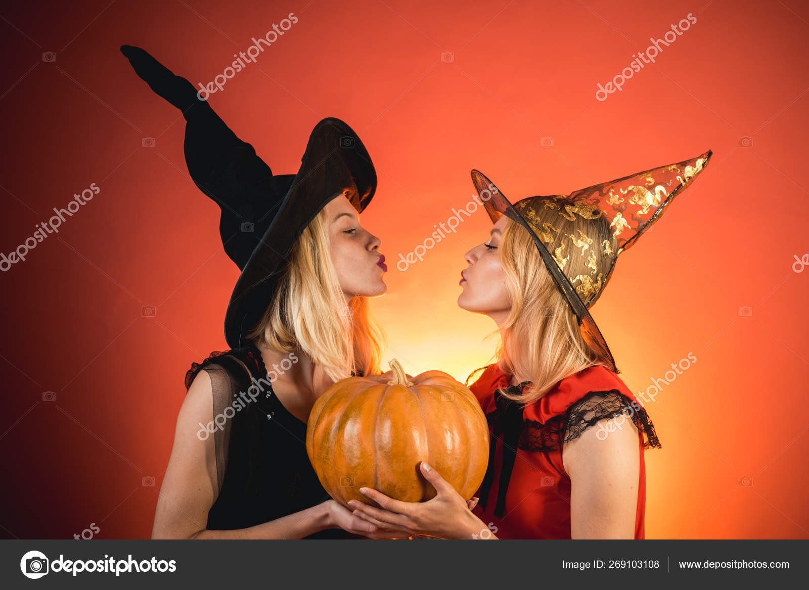 Festa De Halloween, Duas Bruxas Bonitas Imagem de Stock - Imagem